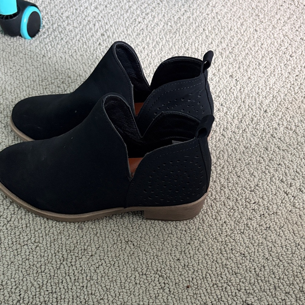 Vepose Black Ankle Boots with Tan Sole